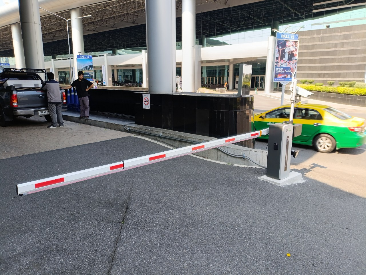 ระบบไม้กั้นอัตโนมัติกำลังทำงานที่ทางเข้าอาคาร